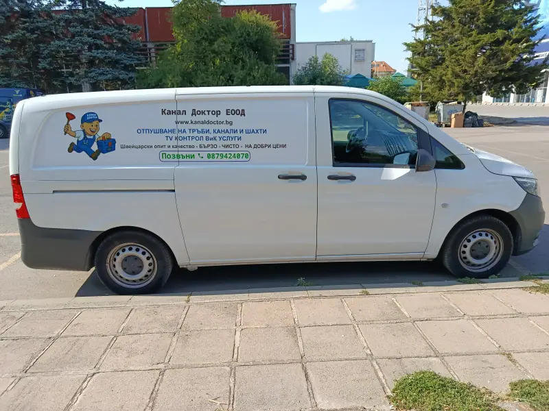 Екипът на Канал Доктор пред специализиран бус